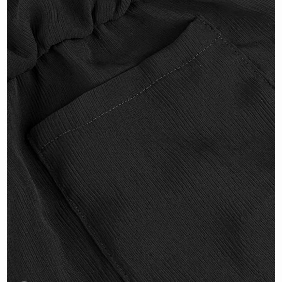 NWT🏷🖤 Adorable Tie Shoulder Romper - Picture 4 of 7